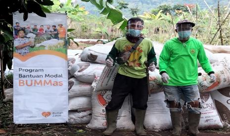 Rumah Zakat menyalurkan bantuan modal usaha kepada petani muda yang ada di Kampung Desa Palasari, Kecamatan Ciater, Kabupaten Subang, Jum’at (20/8). Penyaluran modal usaha ini selanjutnya dialokasikan untuk membeli pupuk kandang kotoran ayam sebagai pupuk dasar pertanian.