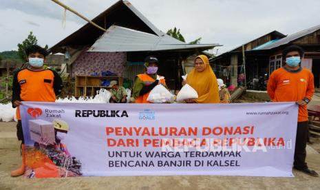 Rumah Zakat menyalurkan bantuan paket bantuan sembako  di Desa Alat Kecamatan Hantakan, Hulu Sungai Tengah, Kalimantan Selatan, yang merupakan donasi dari pembaca setia Republika, pada Rabu (7/4).