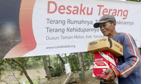 Rumah Zakat menyalurkan bantuan Program Desaku Terang di Desa Taman Mekar, Kecamatan Pangkalan, Kabupaten Karawang, Kamis (29/11).