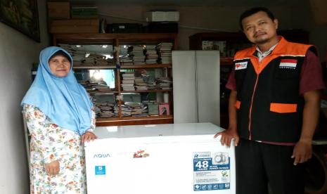 Rumah Zakat menyalurkan bantuan sarana usaha kepada Supriyanti warga RT 06 RW 11 Kelurahan Tambakreja. Seperti diketahui, Kelurahan yang terletak di Kecamatan Cilacap ini merupakan salah satu wilayah yang masuk dalam program Desa Berdaya Rumah Zakat.