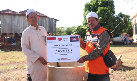 Rumah Zakat menyalurkan bantuan sumur untuk Muslim di pelosok Kamboja.