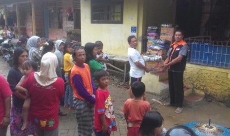 Rumah Zakat menyalurkan bantuan untuk korban banjir di Lebak.