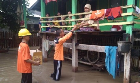 Rumah Zakat menyalurkan bantuan untuk korban banjir Sumbawa.