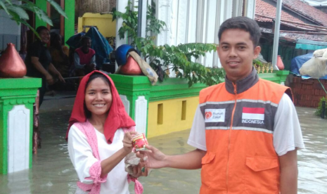 Rumah Zakat menyalurkan bantuan untuk para korban banjir di Brebes.