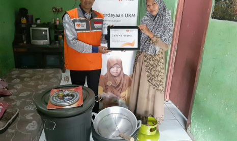 Rumah Zakat menyalurkan bantuan usaha untuk member binaannya.