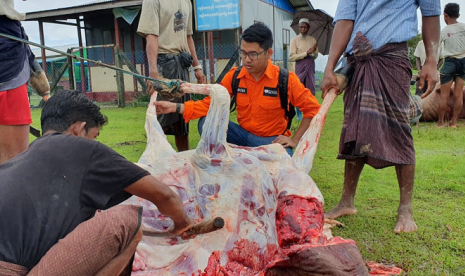 Rumah Zakat menyalurkan daging kurban untuk Muslim Rohingya.