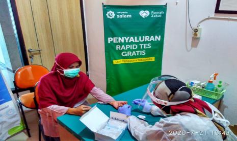 Rumah Zakat menyalurkan donasi dari para pengguna Tokopedia dengan memberikan layanan rapid test gratis. 