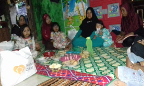 Rumah Zakat menyalurkan Kado Lebaran Yatim di Pandeglang.