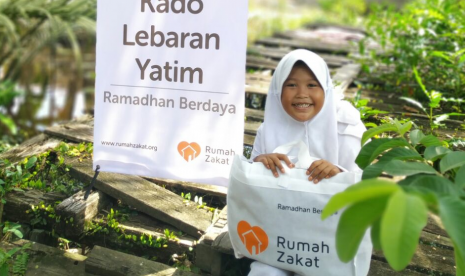 Rumah Zakat menyalurkan Kado Lebaran Yatim untuk anak-anak kurang mampu.