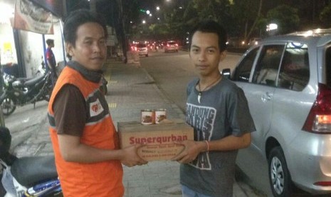 Rumah Zakat menyalurkan kornet Superqurban untuk para korban kebakaran di Krukut, Jakarta Barat.