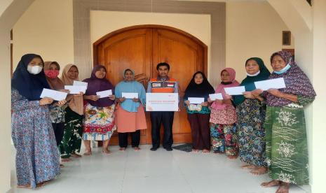 Rumah Zakat menyalurkan Program bantuan ekonomi tunai kepada para lansia dari hasil zakat simpanan mitra donatur di lima kelurahan di wilayah Cilegon.