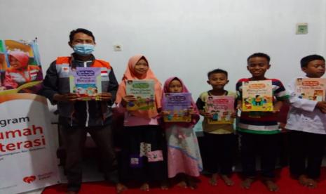 Rumah Zakat menyalurkan wakaf buku bacaan dan perlengkapan permainan. 