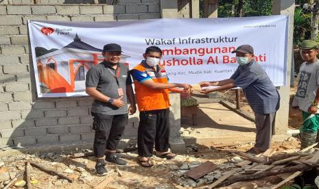 Rumah Zakat menyalurkan wakaf insfrastruktur untuk membantu pembangunan kembali Mushola Albannati yang habis terbakar beberapa bulan lalu akibat konsleting listrik, Kamis (20/1/2022). 