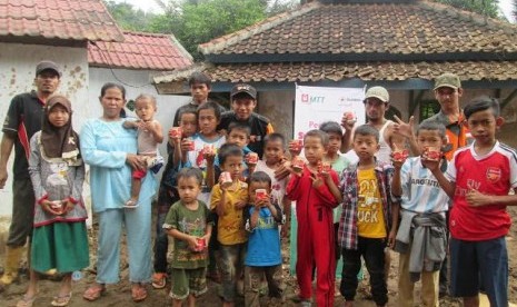 Rumah Zakat menyerahkan 700 kornet untuk korban banjir di Anyer.