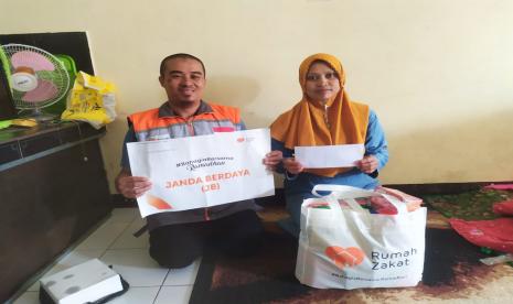 Rumah Zakat menyerahkan bantuan berupa bingkisan dan santunan kepada penyintas banjir bandang Garut.