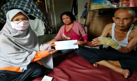 Rumah Zakat menyerahkan bantuan kesehatan untuk Sobri yang saat ini mengalami patah tulang di bagian tangannya akibat menjadi korban tabrak lari oleh orang yang tidak dikenal.