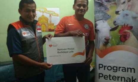 Rumah Zakat menyerahkan bantuan modal untuk budi daya lele.