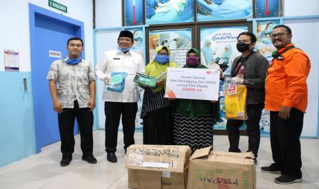 Rumah Zakat menyerahkan bantuan untuk tenaga medis berupa Alat Pelindung Diri (APD) bersama tim relawan dan Ghandy November Medan Motovlog kepada Rumah Sakit Sinar Husni, Rabu (15/4).  APD yang di bawa Rumah Zakat dan Tim diterima langsung oleh Syoufi Rizal Husni, selaku Pemilik Rumah Sakit Sinar Husni.