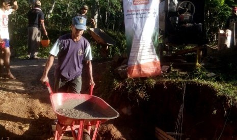 Rumah Zakat merenovasi jembatan penghubung warga Warga Dusun Wanglu, Dukuh Krajan RT 03 RW 04, Desa Mrayan, Kecamatan Ngrayun, Kabupaten Ponorogo, belum lama ini. 