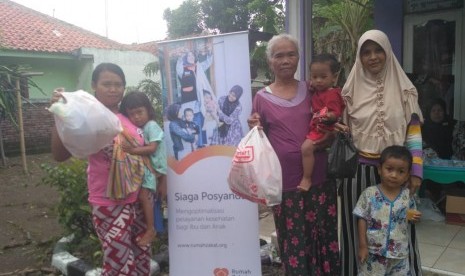 Rumah Zakat merintis program sedekah sampah di Posyandu Melati Desa Berdaya Kubangsari.  