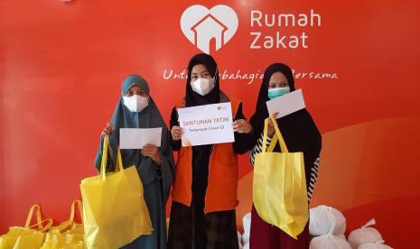 Rumah Zakat Padang berbagi santunan untuk anak-anak yatim.