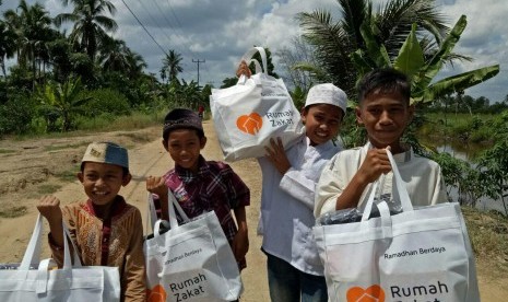 Rumah Zakat Pontianak menyalurkan 20 paket Kado Lebaran Yatim untuk anak-anak di pinggiran Kota Pontianak.