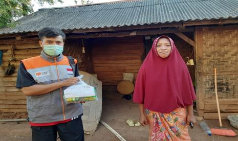 Rumah Zakat pun langsung bergerak untuk memberikan bantuan semaksimal mungkin sebagai bentuk perhatian terhadap warga yang terpapar. Salah satu perhatian yang diberikan adalah dengan menyalurkan paket suplemen gizi kepada warga yang menjalani isolasi mandiri, Kamis (22/7).