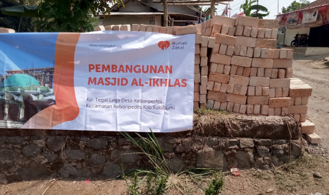 Rumah Zakat renovasi masjid pertama di Kampung Tegal Lega.