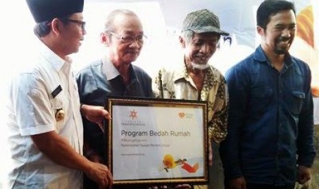  Rumah Zakat (RZ) bekerja sama dengan Yayasan Permata Jingga menyalurkan bantuan renovasi rumah untuk Warisan.