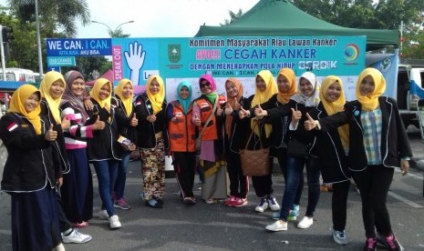 Rumah Zakat (RZ) dan Dinas Kesehatan Riau menyosialisasikan upaya pencegahan kanker kepada warga di area car free day Pekanbaru, belum lama ini. 