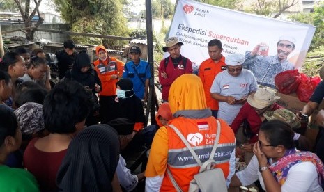 Rumah Zakat (RZ) membagikan 600 Superqurban kepada warga yang tinggal di kampung kumuh, Jalan Reformasi, Cilincing, Jakarta Utara, Sabtu (27/7). 