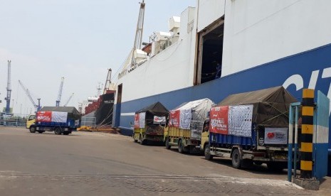 Rumah Zakat (RZ) mengirim bantuan 30 ton paket rendang dan kornet untuk korban bencana Palu dan Donggala di Pelabuhan Tanjung Perak, Surabaya, Rabu (17/10).