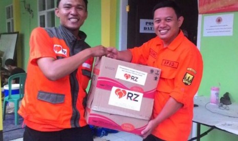 Rumah Zakat (RZ) menyaluran bantuan bagi korban bencana longsor di Desa Tegal Panjang, Kecamatan Cireughas, Sukabumi, Jawa Barat.