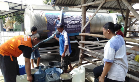     Rumah Zakat salurkan air bersih untuk warga Desa Bonang Semen Kediri.