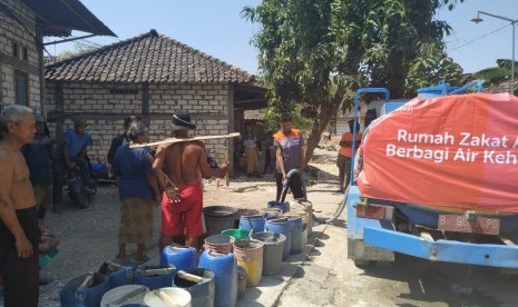 Rumah Zakat salurkan bantuan air bersih.