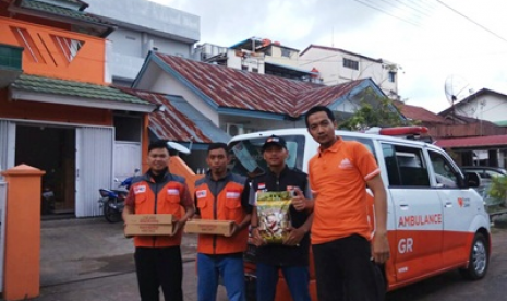 Rumah Zakat salurkan bantuan kepada korban bencana.