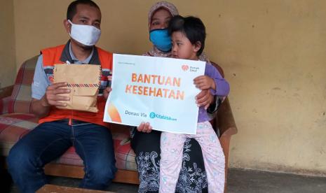 Rumah Zakat salurkan bantuan kesehatan berupa sejumlah uang Rp 54.990.000 hasil dari penggalangan donasi untuk bayi penderita tumor.