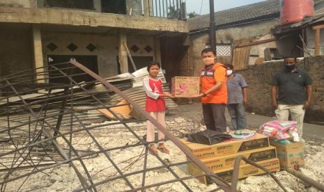 Rumah Zakat Salurkan Bantuan Korban Kebakaran di Depok.