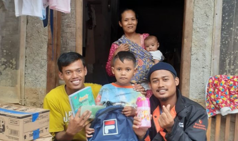 Rumah Zakat salurkan bantuan paket sekolah untuk korban banjir di Lebak, Banten.