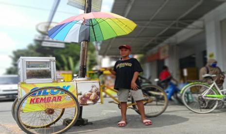 Rumah Zakat salurkan bantuan pendidikan penjual cilok bernama Darwin.