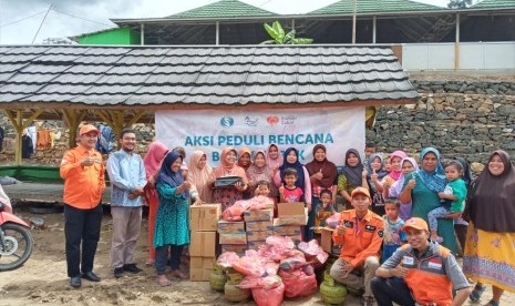 Rumah Zakat salurkan bantuan sembako kepada korban banjir bandang Lebak Banten.