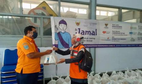 Rumah Zakat salurkan bantuan sembako untuk juru parkir.