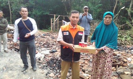 Rumah Zakat salurkan bantuan untuk korban kebakaran Cigedug, Garut.