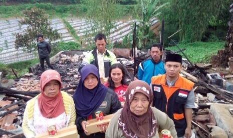 Rumah Zakat salurkan bantuan untuk korban kebakaran di Desa Sukawargi, Kecamatan Cisurupan, Kabupaten Garut.