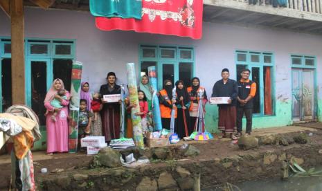 Rumah Zakat salurkan bantuan untuk korban banjir.