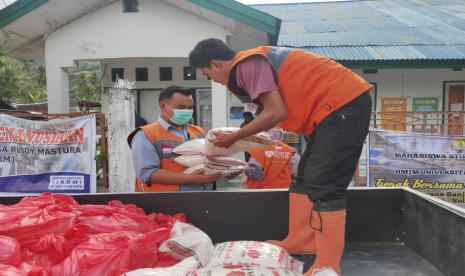 Rumah Zakat Salurkan bantuan untuk korban banjir.