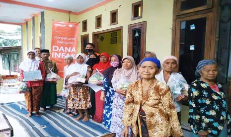 Rumah Zakat salurkan bantuan untuk lansia terdampak Covid-19.