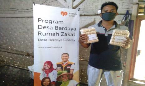 Rumah Zakat salurkan bantuan untuk UMKM di tengah pandemi Covid-19.