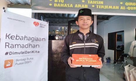 Rumah Zakat salurkan paket berbuka puasa untuk santri di Cirebon.