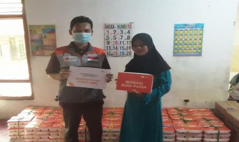 Rumah Zakat salurkan paket berbuka puasa untuk warga Sampir.